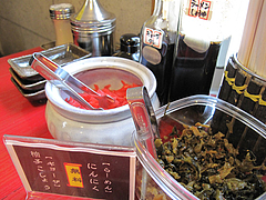 6店内:卓上@麺や・金の豚・ラーメン・野方