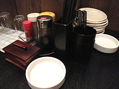 14店内:卓上@麺屋極み清川店・ラーメン居酒屋