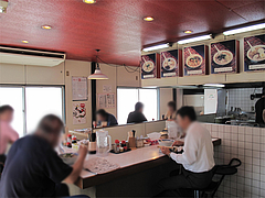 店内:カウンターとテーブル@札幌ラーメンえぞっ子本店・箱崎ふ頭