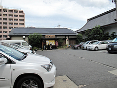 外観:駐車場@麺処かわべ・博多駅南