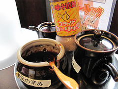 店内:卓上のフライドガーリックと辛味噌@味千拉麺・福岡東店・楽一街道箱崎店