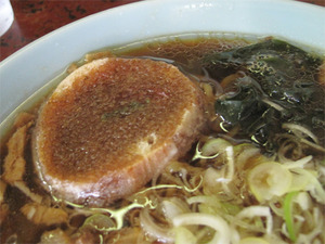11正油ラーメン(黒)麩@一本亭