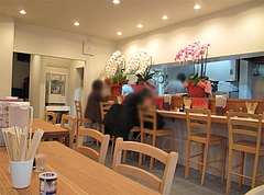 店内:カウンターとテーブル@支那そば・月や