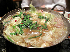 19店内:もつ鍋醤油味2人前@からつ庵・奈良屋店・もつ鍋居酒屋