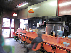 店内:カウンターとテーブル@札幌ラーメン・北海・老司