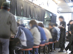 5店内:カウンター@ラーメン博多三氣・福大通り片江店