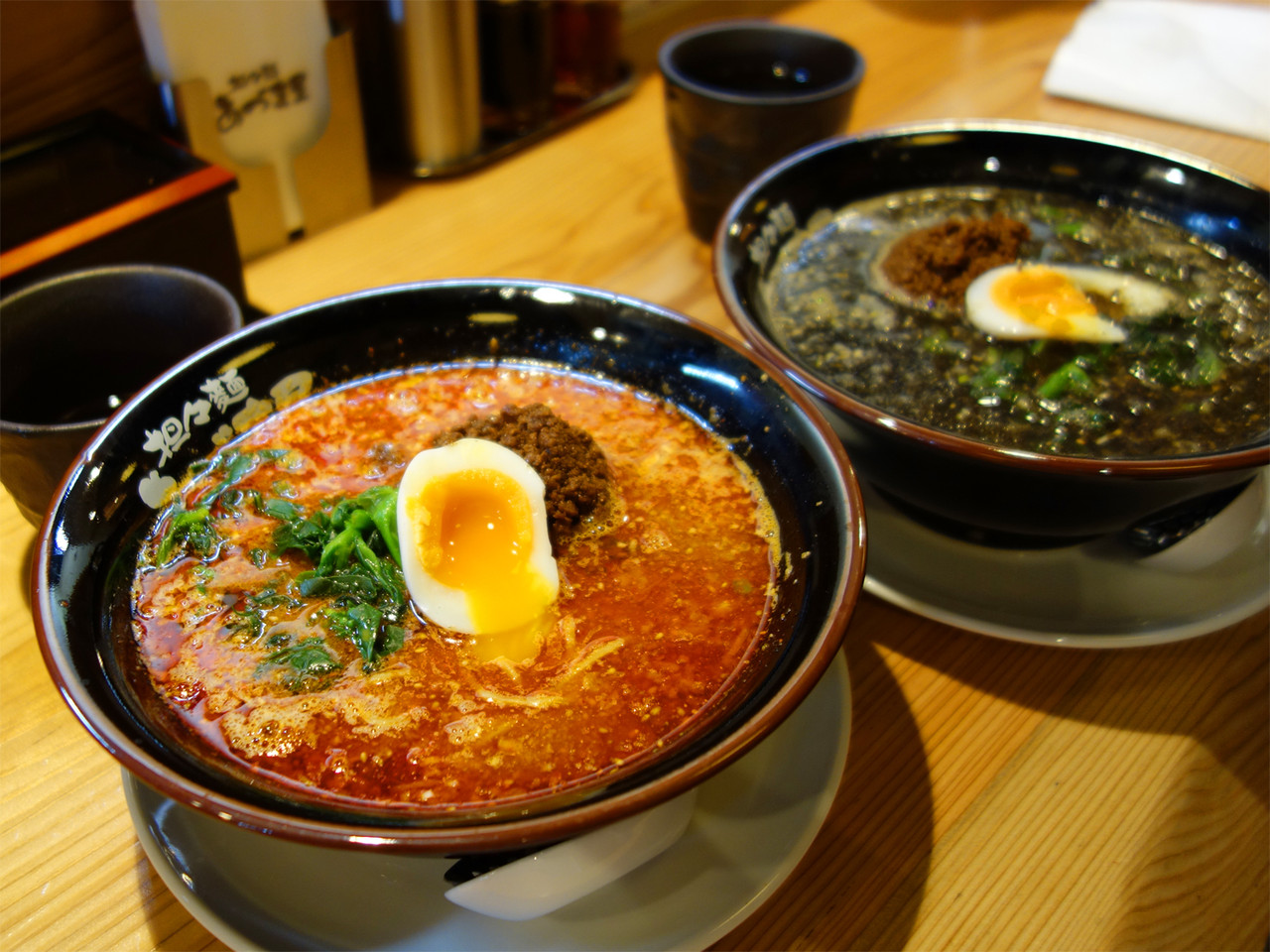 博多おんな節 福岡 麺まで黒い黒胡麻担々麺 ふわとろオムライス 担々麺 あづま屋 店屋町店