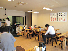2店内:テーブル席@五号線沿いの元祖長浜ラーメン・太宰府