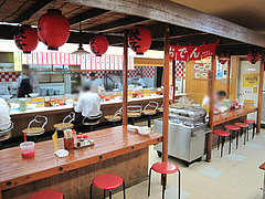 店内:屋台テーブルとカウンター@長浜ラーメン・長浜屋台・一心亭本店
