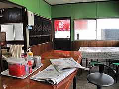 店内:カウンターとテーブル@ラーメン肥後屋・小郡