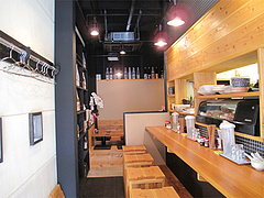 店内:カウンター8席と小上がり8席?@晴商店(はれしょうてん)・福岡市南区那の川