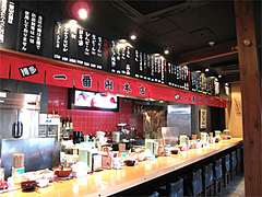 店内:カウンター@大橋・博多ラーメン一番山