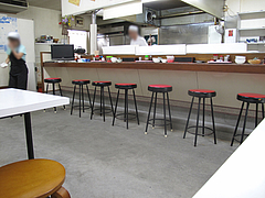 店内:カウンターとテーブル@福一ラーメン・長尾店