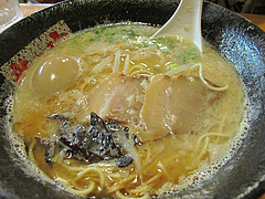 料理:とんこつこく味煮玉子ラーメン空撮@龍の家・ラースタ2・キャナルシティ博多