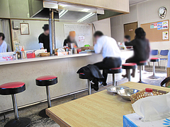 店内:カウンターとテーブル席@、、(てんてん)ラーメン・井尻
