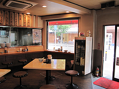 店内:カウンターとテーブル席@ラーメン本舗・博多葱一・天神
