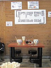 6店内:小さなテーブル@長浜将軍・本店