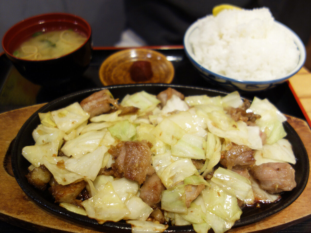 博多おんな節 福岡 ソウルフードの博多鉄板焼肉定食 竹ちゃん亭 博多バスターミナル店