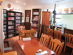 3店内:まんが・カウンター・テーブル@スターカレー大橋店