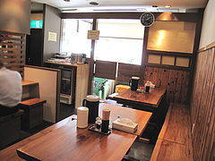 6店内:テーブル席@ラーメン・らぁめんシフク(429)・福岡空港