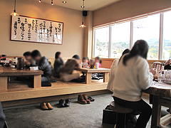 店内:テーブルと小上がり@ラーメン龍の家・春日下白水店