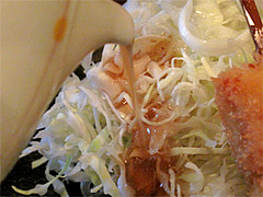 料理:キャベツ千切りのドレッシングかける@串揚げ・ひょうたん・赤坂店