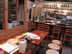 3店内:カウンター・テーブル@麺倶楽部・居酒屋げんき・春吉店