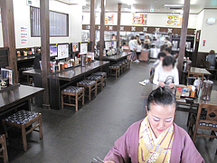 4店内:民芸調?@資さんうどん・志免店