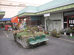 外観:老司ショッピングセンター中庭@和洋菓子みつや・老司