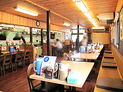 店内:カウンターとテーブル席@博多ラーメン麺王・名島店