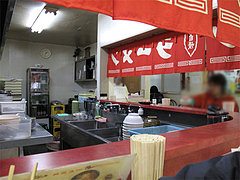 店内:カウンター@ラーメンぽんぽこ亭大橋店