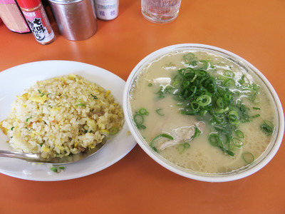 12ラーメン550円+半チャーハン280円