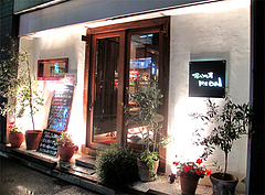 外観:夜@居心地屋REON(レオン)・薬院