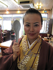 9店内:レンゲでかい@本場久留米・うちだラーメン・那珂川