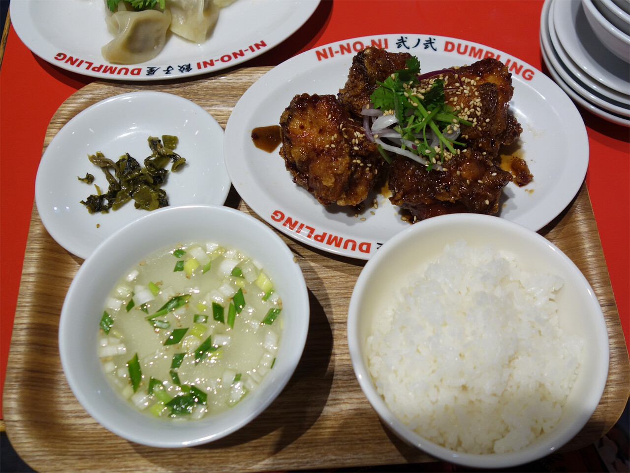 博多おんな節 福岡 ランチの定食が税込ワンコイン 餃子屋 弐ノ弐 ソラリアプラザ店