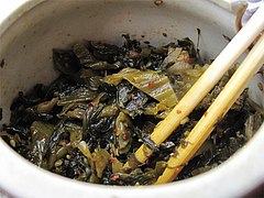 9料理:卓上の辛子高菜@港のホルモン・嘘の三八・ベイサイドプレイス博多