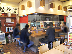 店内:カウンターとテーブル席@麺焼そば・バソキ屋