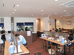店内カウンターとテーブル44席@麺's ら・ぱしゃ・那珂川店