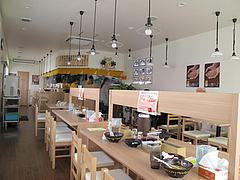 店内:カウンターとテーブル@ラー麦や・ラーメン