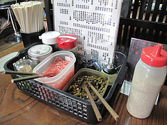 4店内:卓上@博多ラーメン一点公・大橋