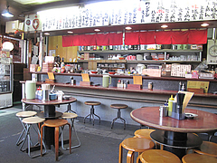 2店内:カウンターとテーブル席@ラーメン博多荘・中州