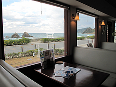 店内:窓際テーブル席@カフェレストラン二見ヶ浦 ・糸島