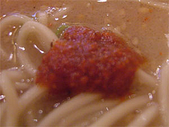 久留米大砲ラーメンの赤唐辛子にんにく@福岡・天神