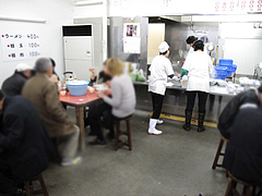 6店内:相席@ラーメン・元祖長浜屋