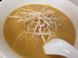 11蒸し鶏と葱の細切り担々麺850円@徳記
