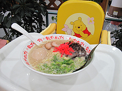 21店内:ベビーチェア@ラーメンなんでんかんでん・博多ねぶり屋餃子・ミヤモトヒロシ