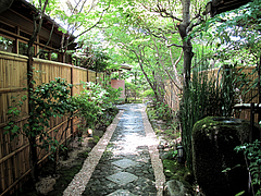 外観:アプローチ@梅の花・太宰府別荘・自然庵