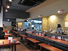 2店内:カウンターとテーブル席@札幌味噌ラーメン・すみれ・博多店