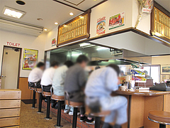店内:カウンター席@札幌ラーメンどさん子・福岡
