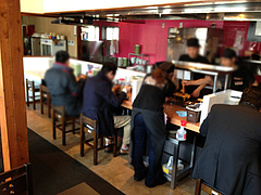 2店内:カウンター・テーブル・小上がり@黒豚ラーメン・黒豚ブラザーズ・大橋店